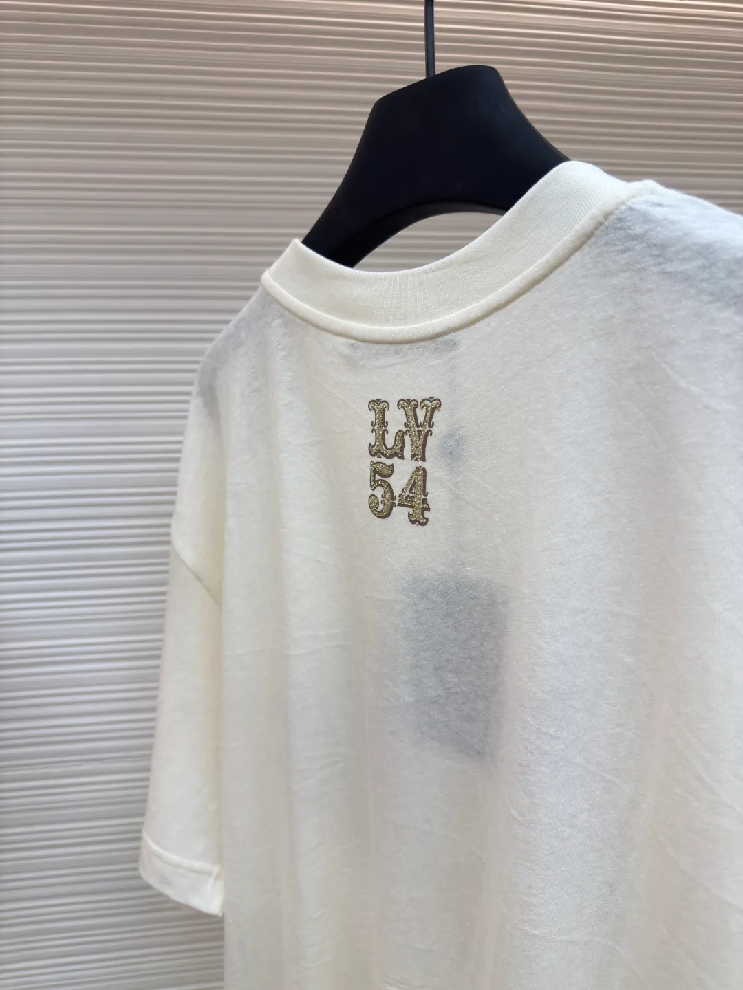 LOUIS VUITTON Snowflake cotton metal diamond T-shirt ●Authentic product: 8750 purchased for development ●Item number: 1680091-A35 ●Fabric: slub pattern snowflake cotton fabric ●Technology: glue printing ●Version: fitted version ●Weight: about 175 grams ●Size: XS-S-M-L ●Description: The fabric is made of slub pattern snowflake cotton fabric, matched with 32s double yarn 1*1 cotton horizontal machine to weave wide ribs. The front and rear panels are printed with eight-claw machine screen glue + local digital direct injection printing. The letter positions are manually swept with powder. High-quality diamonds imported from the Middle East are ironed, and bronze crown diamonds are imported from South Korea. The overall wiring is straight and delicate, the fabric is comfortable and soft, and the color is consistent without color difference. It can be matched with the same style to create a fashionable look and control various occasions. Customized accessories, complete with three standards, same style for men and women!
